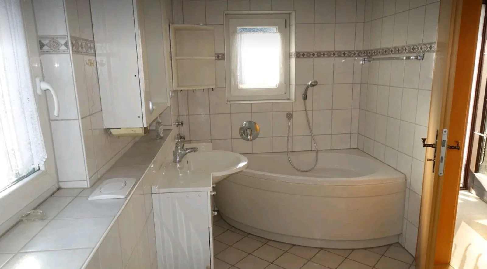7LangBadezimmer Immobilienangebot - Iffezheim - Alle - 3 Zimmer Wohnung mit 59 m² Dachterrasse, Garage und eingenemen Treppenaufgang