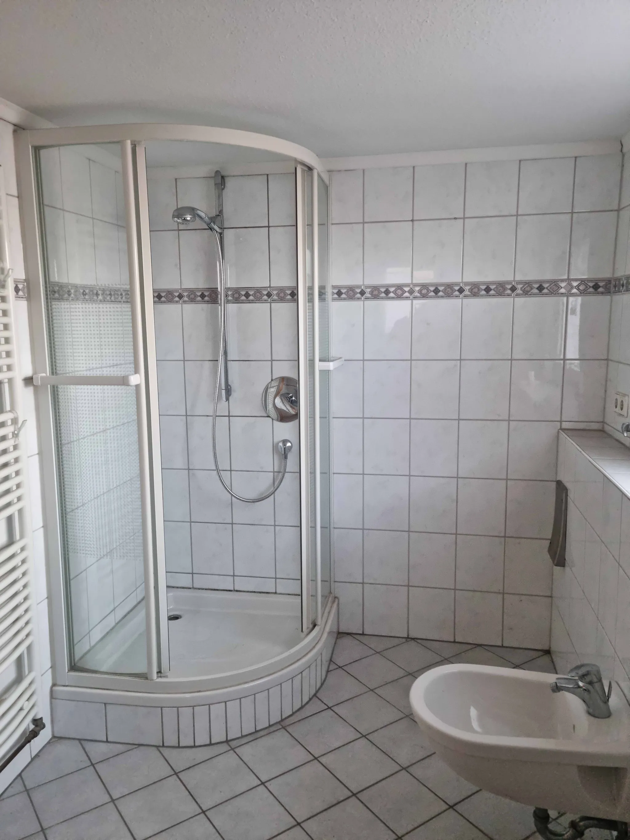 8LangBadezimmer Immobilienangebot - Iffezheim - Alle - 3 Zimmer Wohnung mit 59 m² Dachterrasse, Garage und eingenemen Treppenaufgang