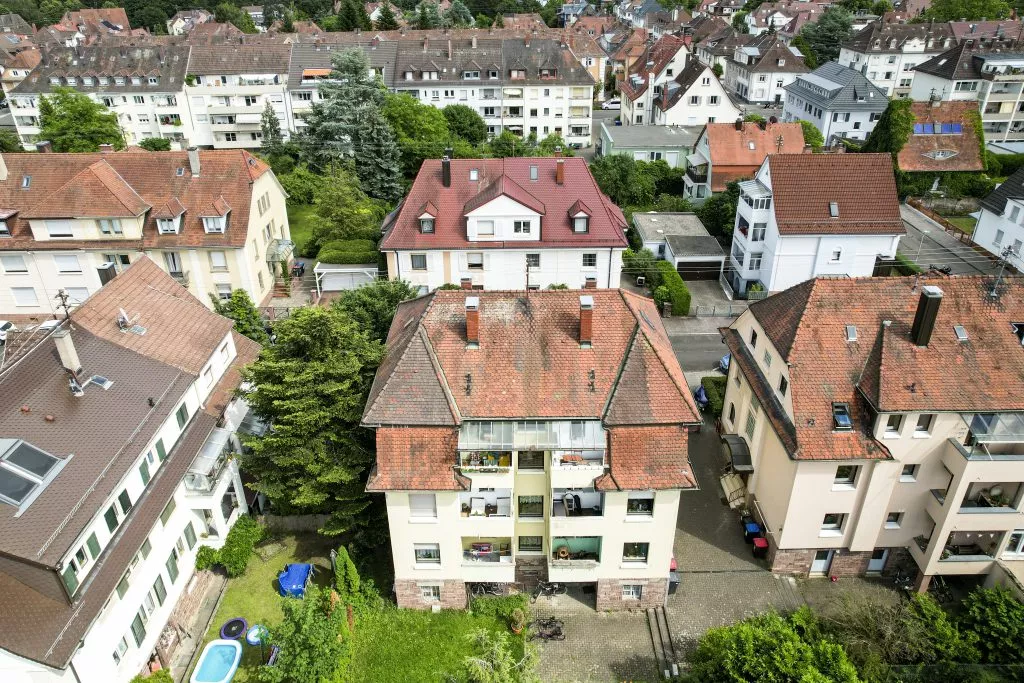 Immobilienangebot - Karlsruhe - Alle - PERLE IN KARLSRUHE-WEIHERFELD! Freistehendes 6 FMH mit Südwestbalkone und Ausbaupotenzial
