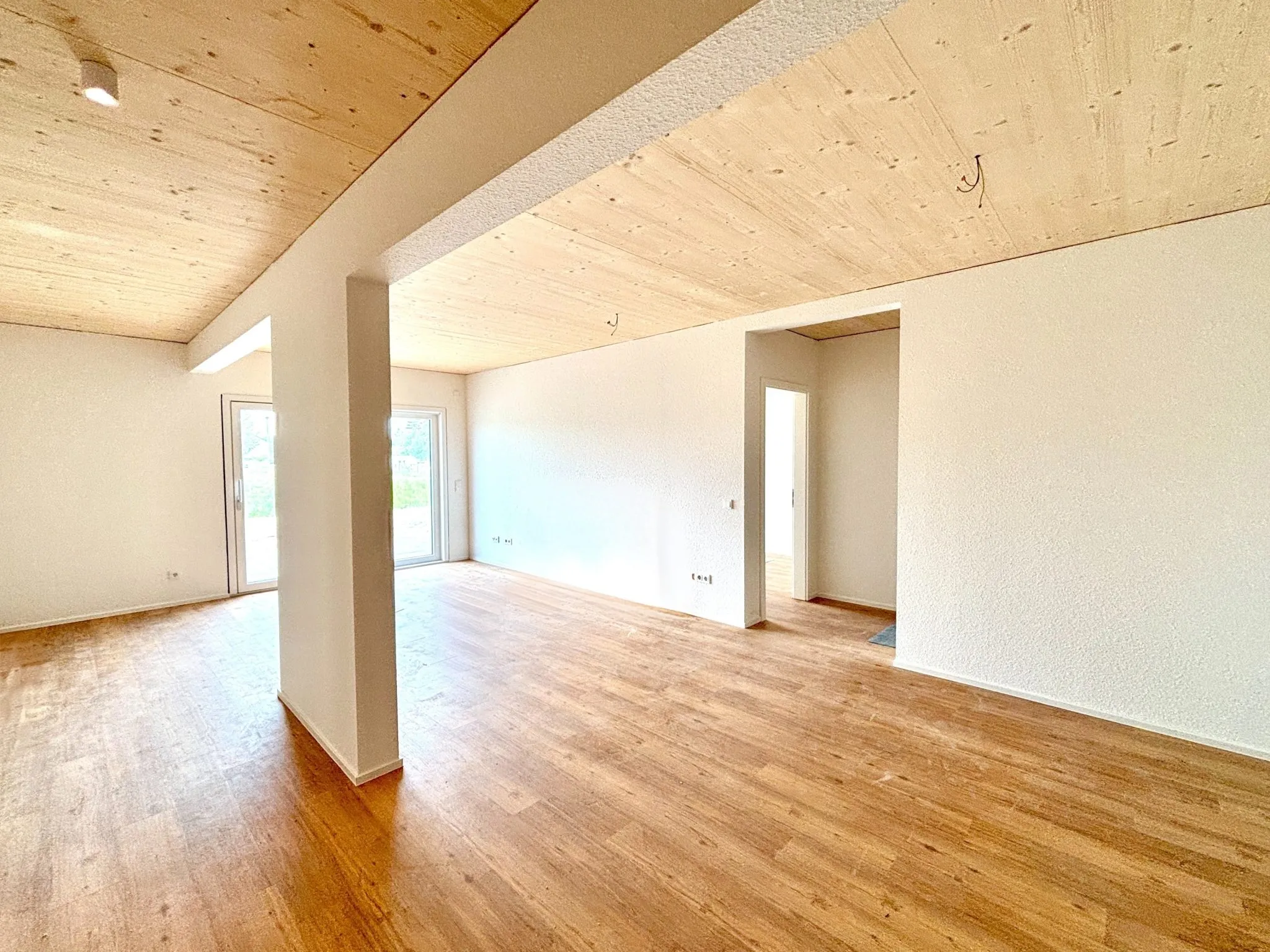000KurzWohnzimmer (Die Abbildung zeigt eine Beispielwohnung im Haus) Immobilienangebot - Dettenheim - Alle - Ihr neues Zuhause mit eigenem Garten und sonniger Terrasse