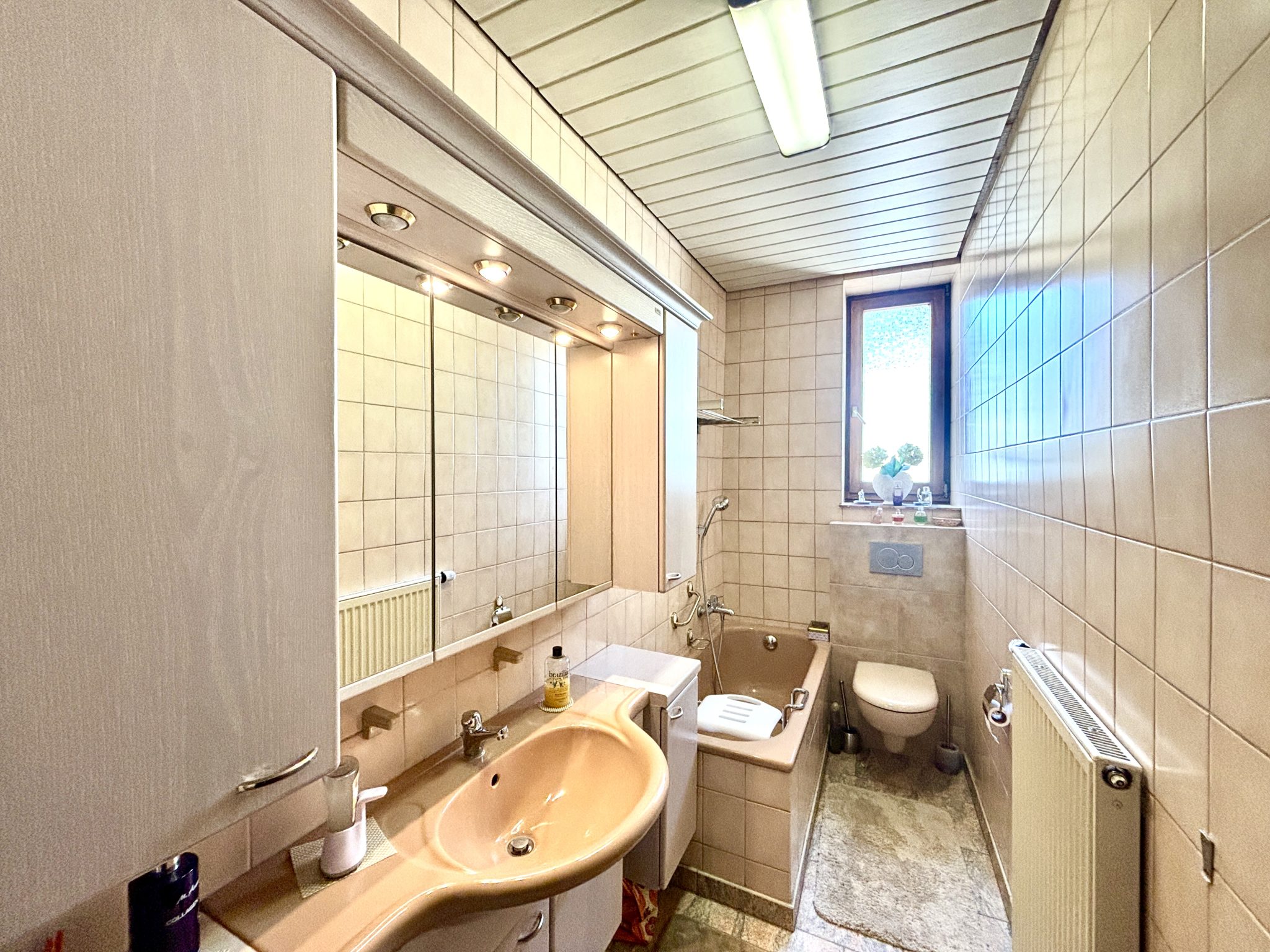 4LangHelles Tageslichtbadezimmer mit Badewanne Immobilienangebot - Karlsruhe - Alle - Gepflegte 2,5-Zimmer-Wohnung in begehrter Lage von Durlach