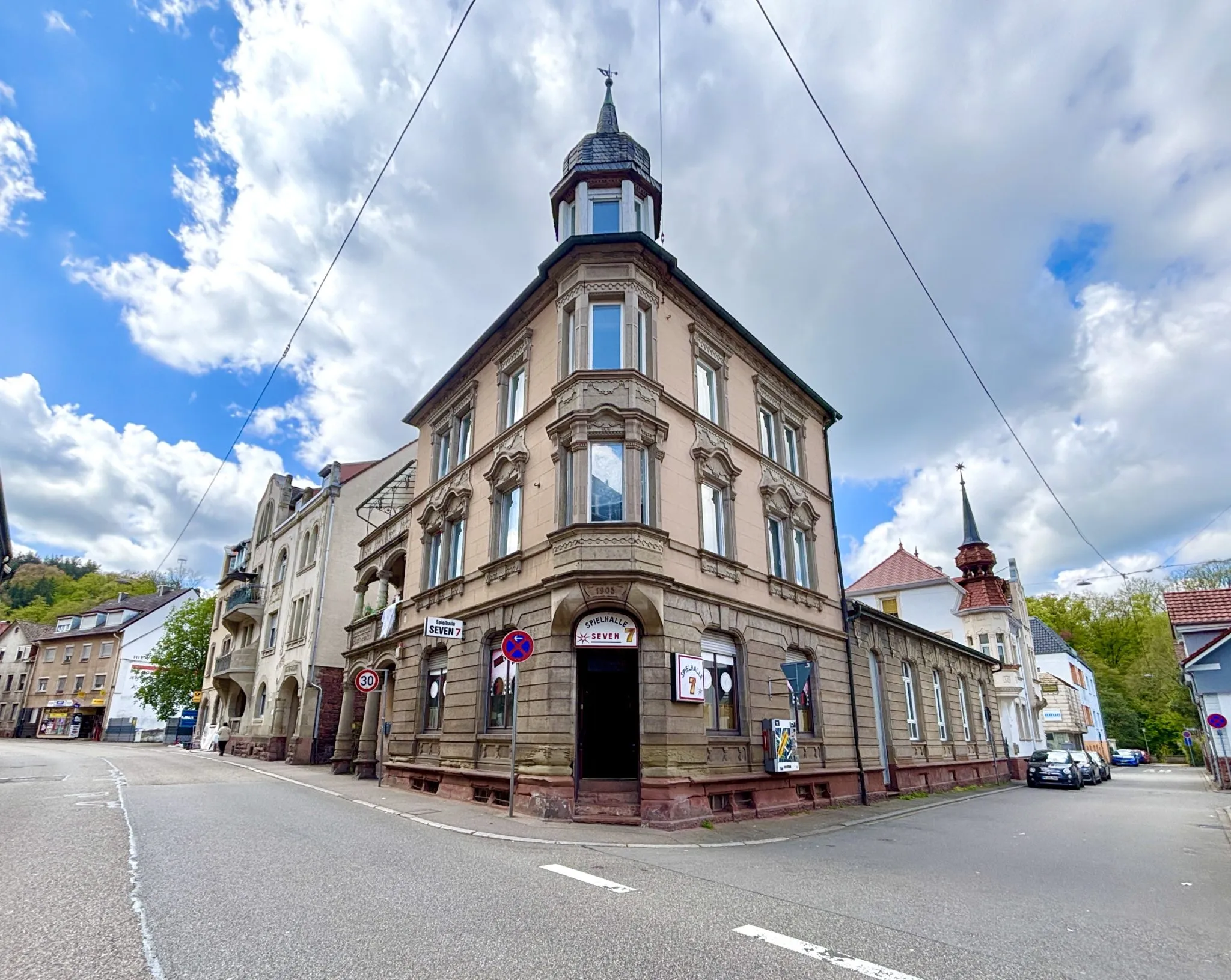9LangAußenansicht des Hauses Immobilienangebot - Pforzheim - Alle - Sanierte 3-ZKB-Wohnung – selbst wohnen oder clever investieren