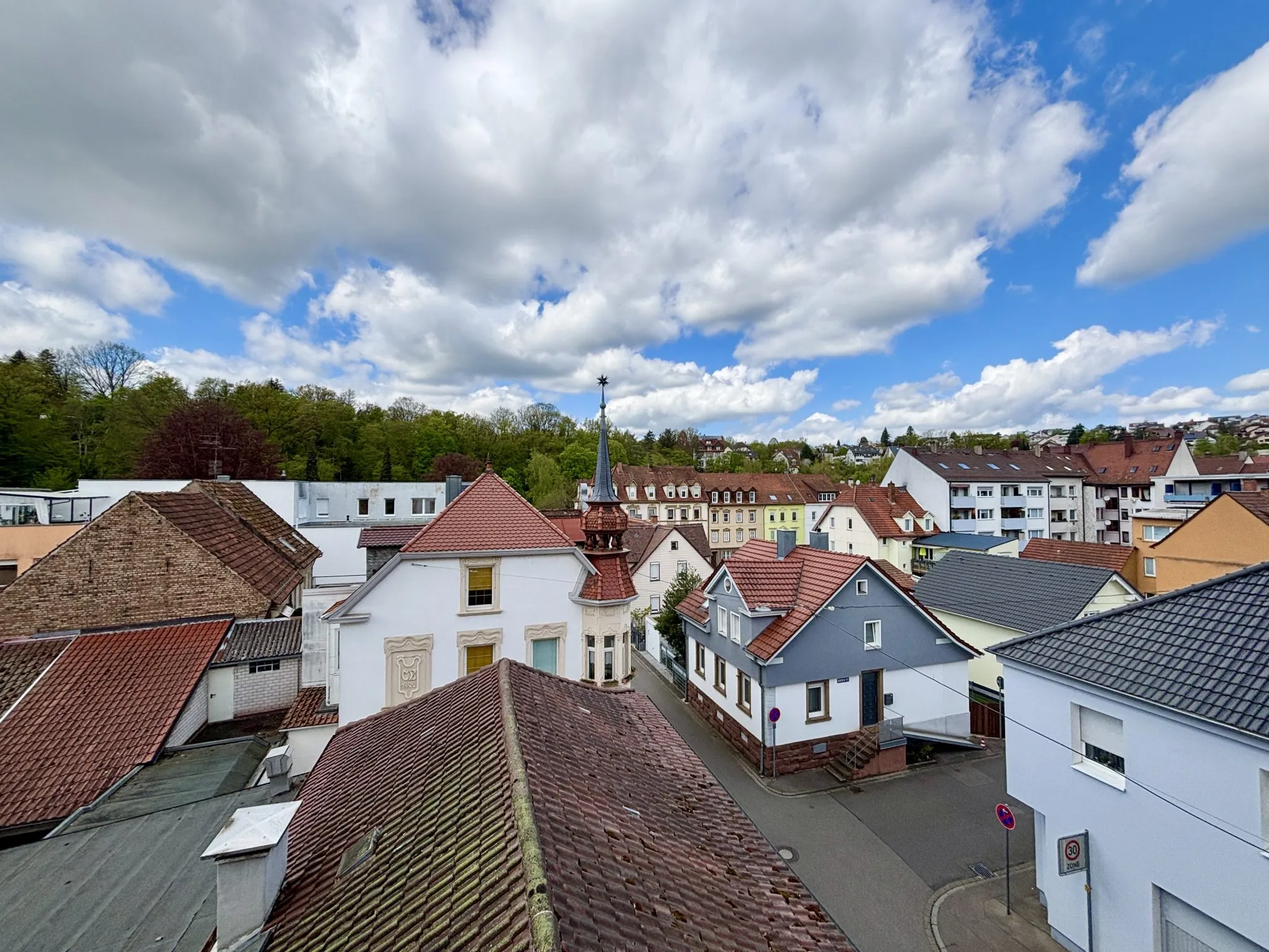 3LangSchöner Ausblick aus dem Küchenfenster Immobilienangebot - Pforzheim - Alle - Sanierte 3-ZKB-Wohnung – selbst wohnen oder clever investieren