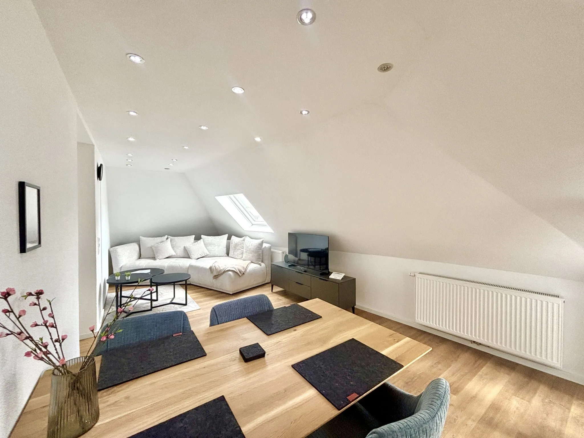 1LangGroßzügiges Wohnzimmer Immobilienangebot - Pforzheim - Alle - Sanierte 3-ZKB-Wohnung – selbst wohnen oder clever investieren