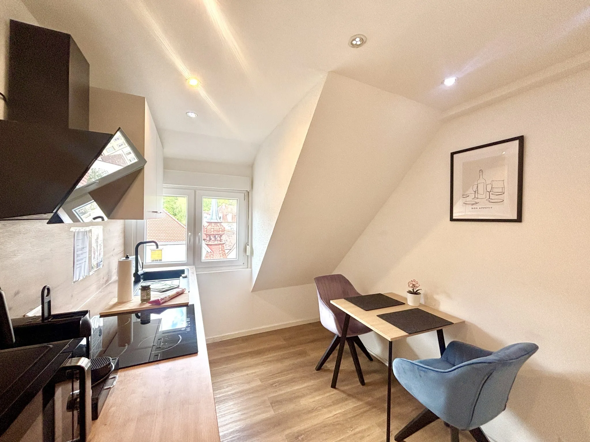 2LangHelle Küche mit moderner Einbauküche Immobilienangebot - Pforzheim - Alle - Sanierte 3-ZKB-Wohnung – selbst wohnen oder clever investieren