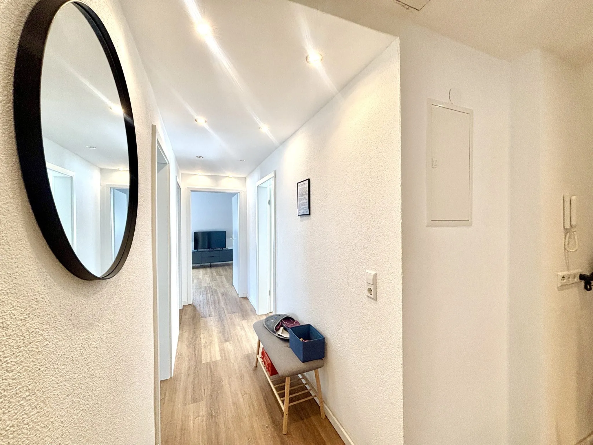 8LangGeräumiger Flur mit Platz für Garderobe Immobilienangebot - Pforzheim - Alle - Sanierte 3-ZKB-Wohnung – selbst wohnen oder clever investieren