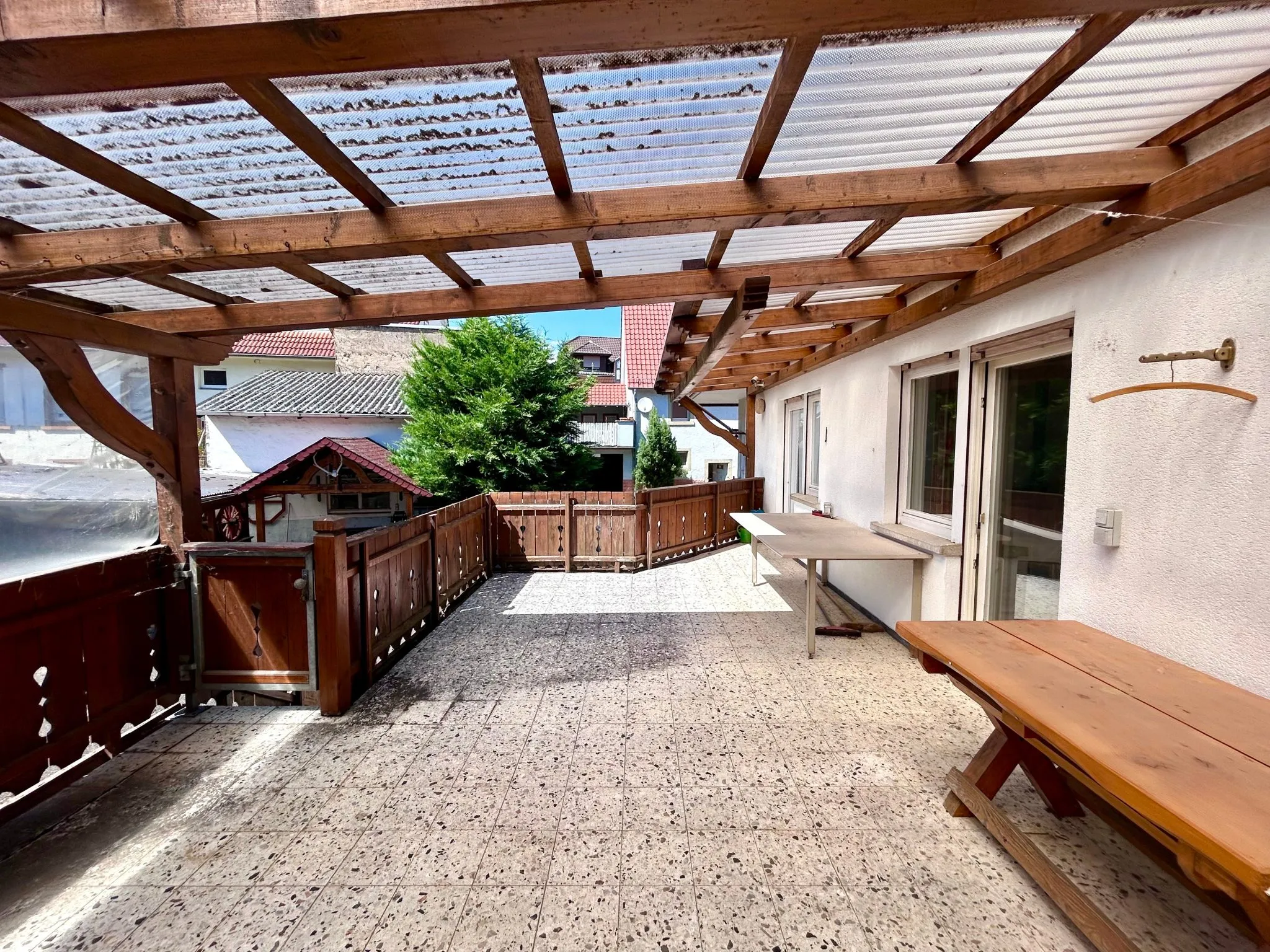 4LangGroßzügige Terrasse im Erdgeschoss mit Zugang zum Grundstück Immobilienangebot - Wiesloch - Alle - Viel Platz und viele Möglichkeiten – Ein-/Zweifamilienhaus auf ca. 700 m² Grundstück