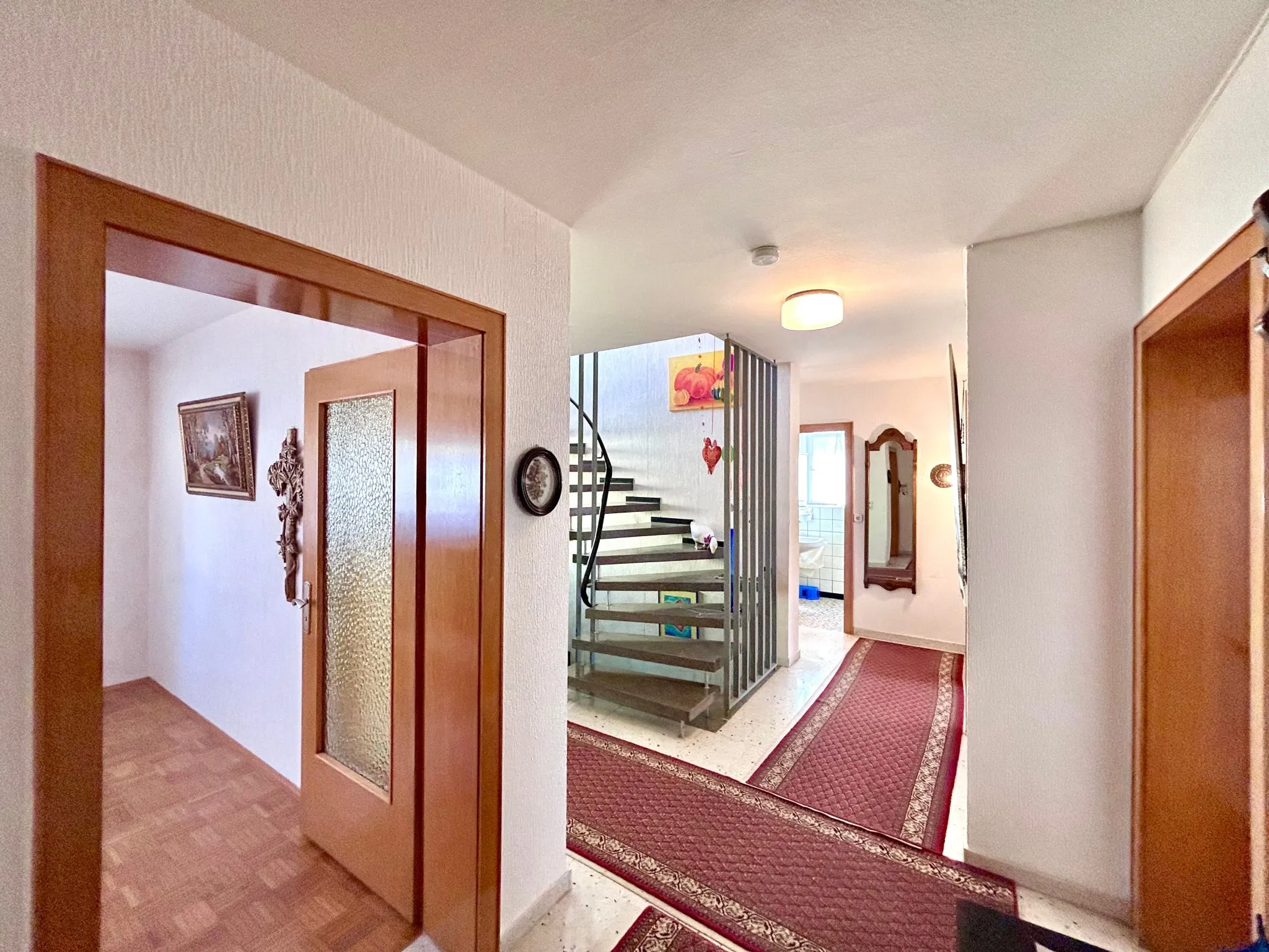2LangFlur Erdgeschoss Immobilienangebot - Wiesloch - Alle - Viel Platz und viele Möglichkeiten – Ein-/Zweifamilienhaus auf ca. 700 m² Grundstück