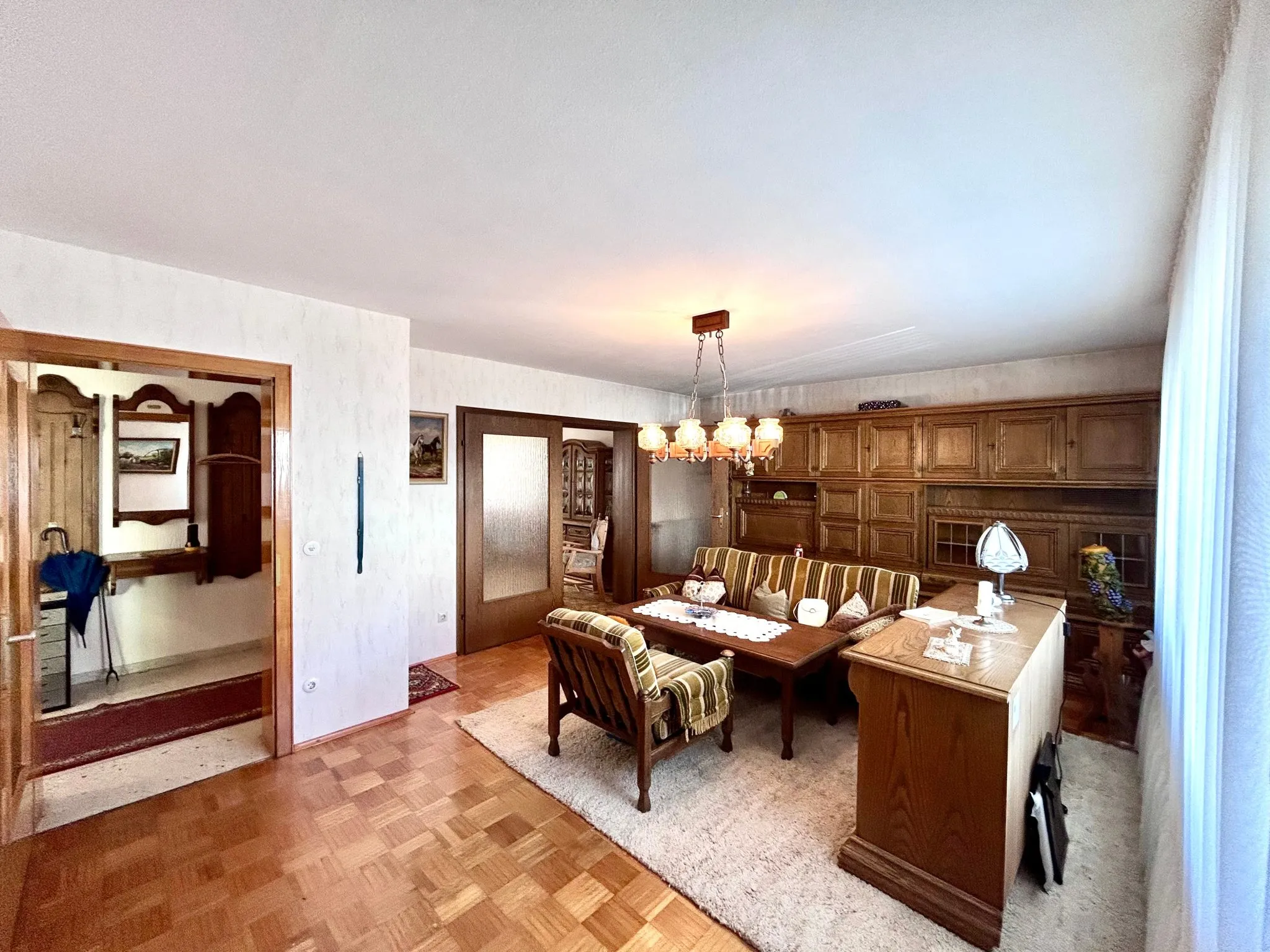 1LangWohnbereich mit Zugang zum angrenzenden Esszimmer im Erdgeschoss Immobilienangebot - Wiesloch - Alle - Viel Platz und viele Möglichkeiten – Ein-/Zweifamilienhaus auf ca. 700 m² Grundstück