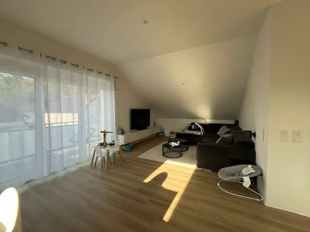 6LangWohnzimmer Immobilienangebot - Wörth am Rhein - Alle - Moderne 4-Zimmer-mit Balkon und zwei KFZ-Stellplätzen in Wörth
