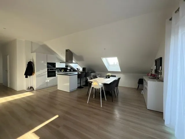 2LangWohn- und Küchenbereich Immobilienangebot - Wörth am Rhein - Alle - Moderne 4-Zimmer-mit Balkon und zwei KFZ-Stellplätzen in Wörth