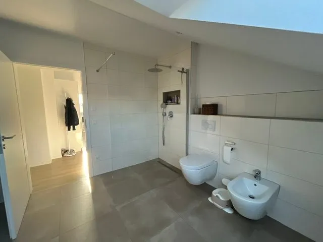 14LangBadezimmer Immobilienangebot - Wörth am Rhein - Alle - Moderne 4-Zimmer-mit Balkon und zwei KFZ-Stellplätzen in Wörth
