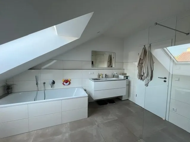 13LangBadezimmer Immobilienangebot - Wörth am Rhein - Alle - Moderne 4-Zimmer-mit Balkon und zwei KFZ-Stellplätzen in Wörth