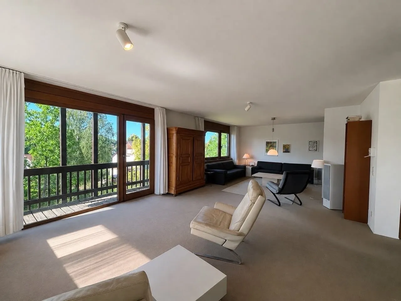 4LangWohnbereich mit Zugang zu einem der Balkone (Hinweis: KI-überarbeitet) Immobilienangebot - Weingarten (Baden) - Alle - Ein Zuhause mit außergewöhnlichem Raumangebot – 228 m² Wohnen direkt an den Weinbergen