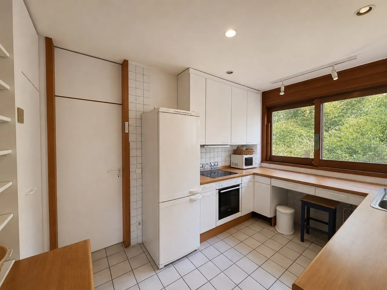 3LangKüche mit angrenzendem Hauswirtschaftsraum (Hinweis: KI-überarbeitet) Immobilienangebot - Weingarten (Baden) - Alle - Ein Zuhause mit außergewöhnlichem Raumangebot – 228 m² Wohnen direkt an den Weinbergen