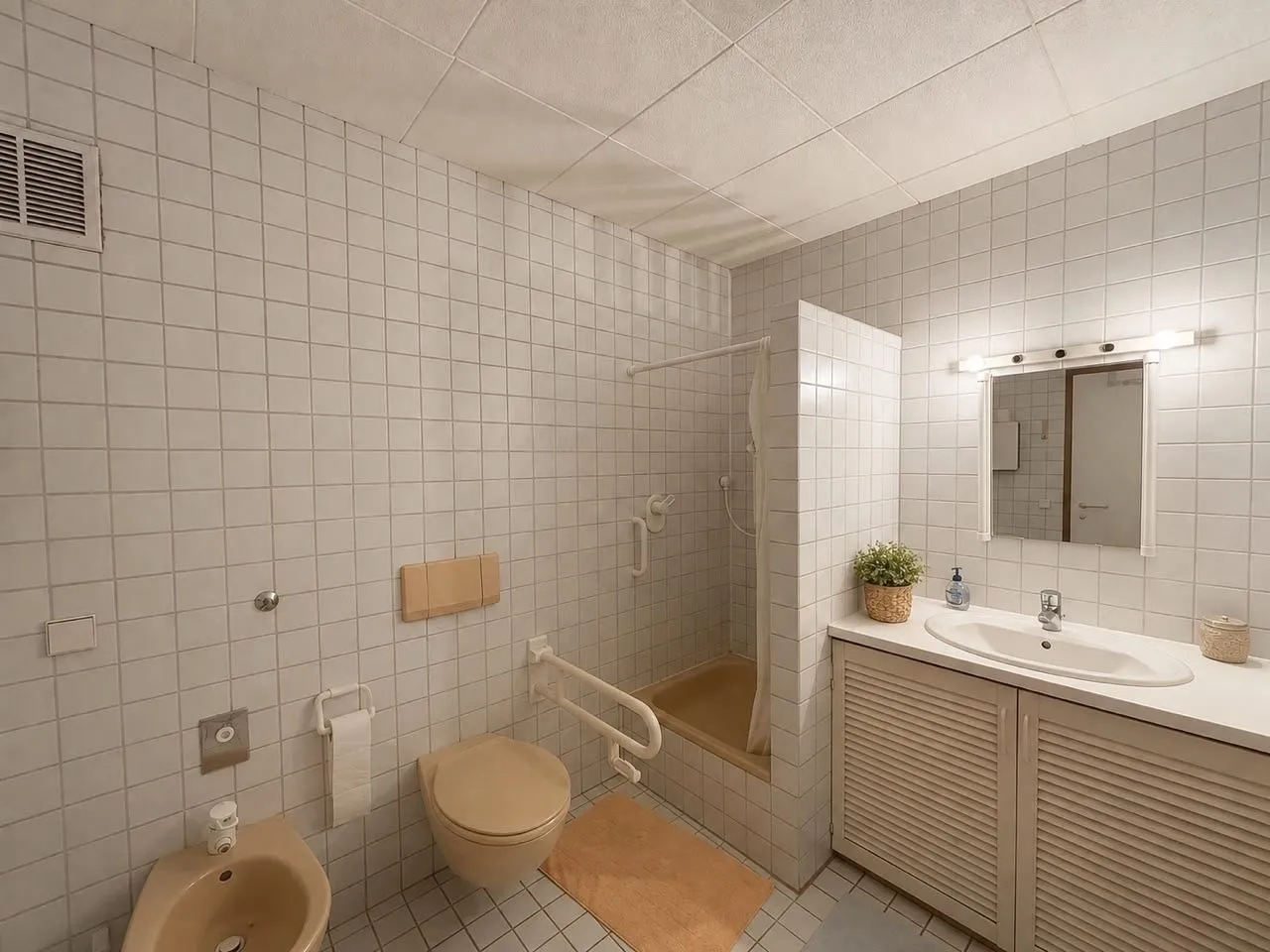 9LangBadezimmer im Gästeappartement (Hinweis: KI-überarbeitet) Immobilienangebot - Weingarten (Baden) - Alle - Ein Zuhause mit außergewöhnlichem Raumangebot – 228 m² Wohnen direkt an den Weinbergen