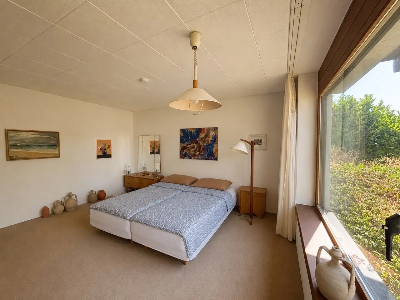 8LangSchlafbereich im Gästeappartement (Hinweis: KI-überarbeitet) Immobilienangebot - Weingarten (Baden) - Alle - Ein Zuhause mit außergewöhnlichem Raumangebot – 228 m² Wohnen direkt an den Weinbergen