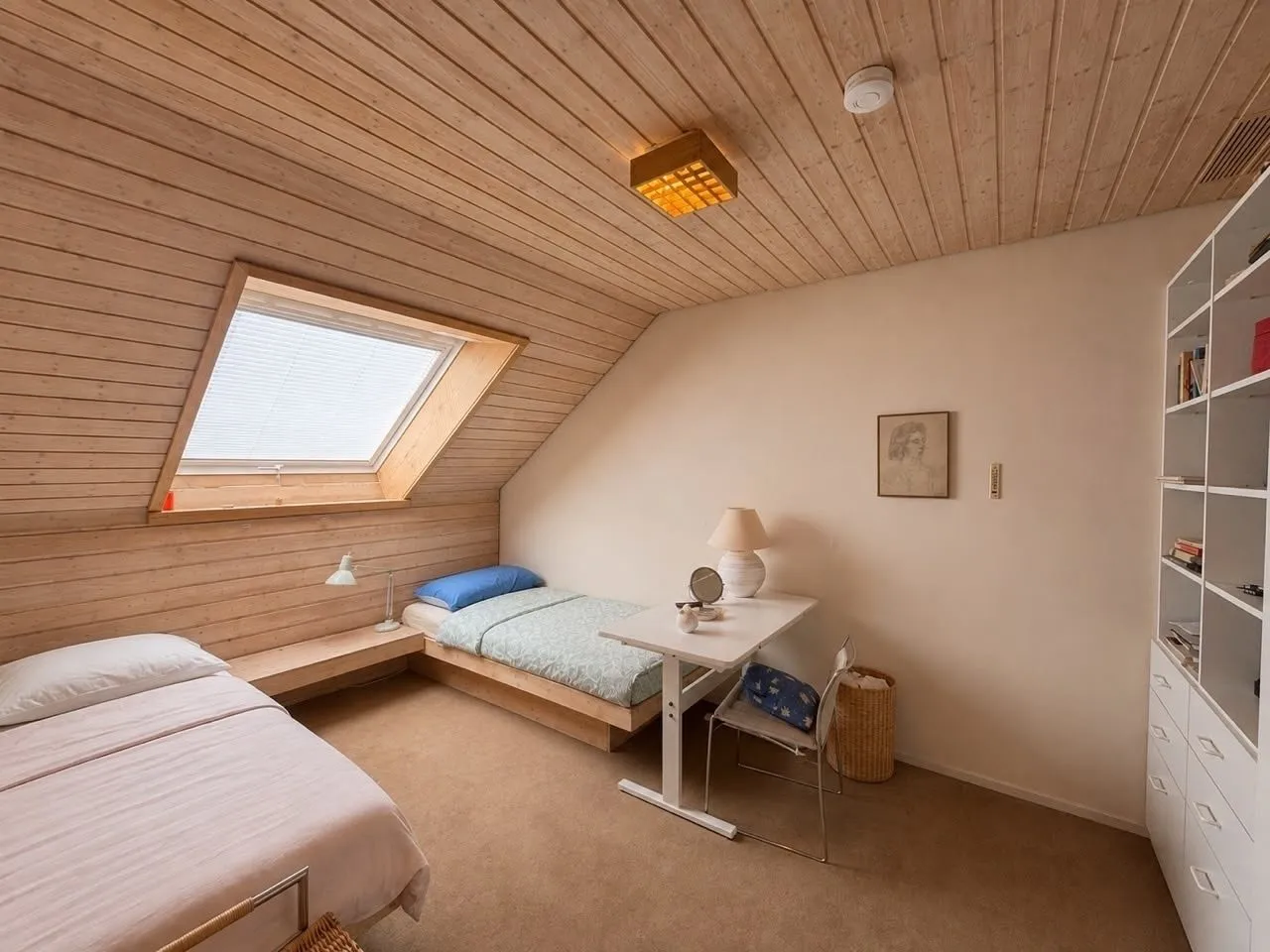 6LangEines der Zimmer im Obergeschoss (Hinweis: KI-überarbeitet) Immobilienangebot - Weingarten (Baden) - Alle - Ein Zuhause mit außergewöhnlichem Raumangebot – 228 m² Wohnen direkt an den Weinbergen