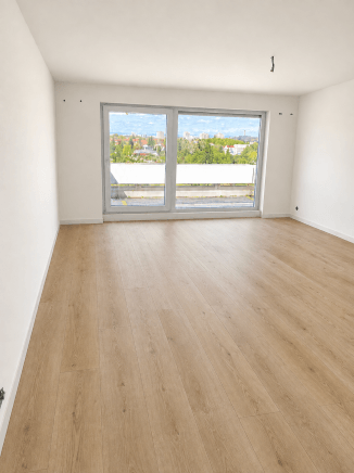 1LangWohnzimmer Ansicht I (mit KI bearbeitet) Immobilienangebot - Karlsruhe - Alle - Wohnen über Karlsruhe – großzügige 4,5-Zimmer-Wohnung mit Westterrasse und Panoramablick