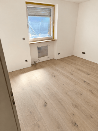 6LangZimmer 1 (14,58 qm) Ansicht I (mit KI bearbeitet) Immobilienangebot - Karlsruhe - Alle - Wohnen über Karlsruhe – großzügige 4,5-Zimmer-Wohnung mit Westterrasse und Panoramablick
